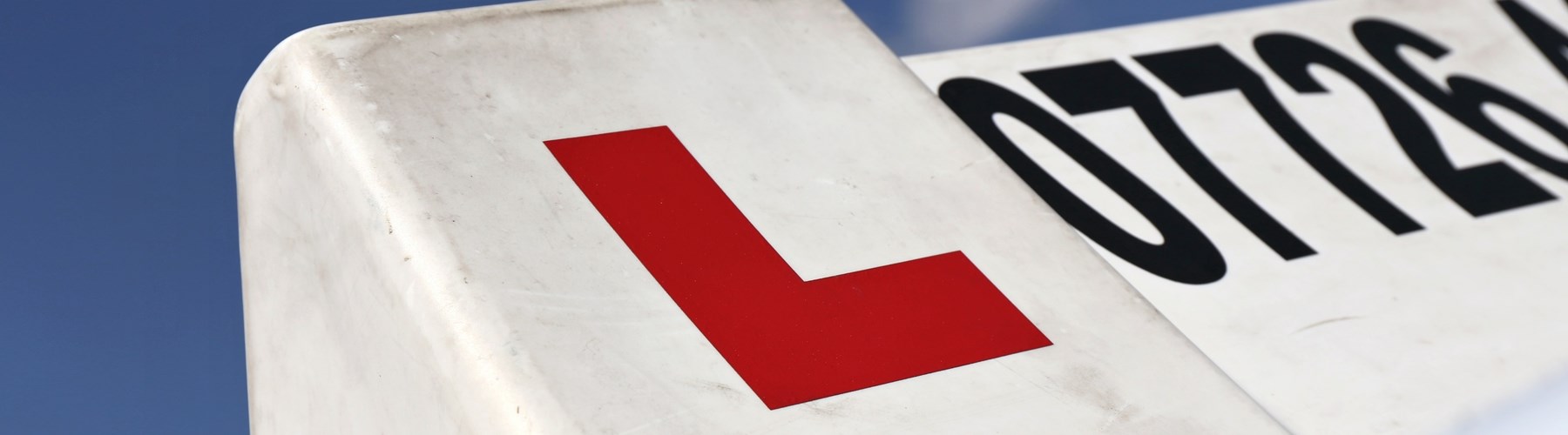 L driving instructor box on car roof 