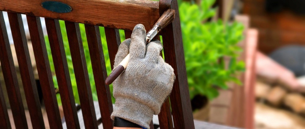Painting garden bench with brown paint